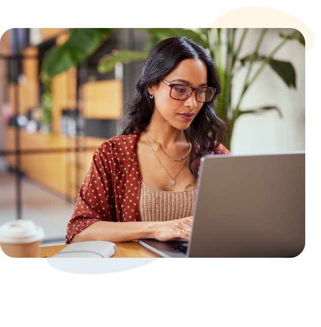 Mujer con gafas en una laptop