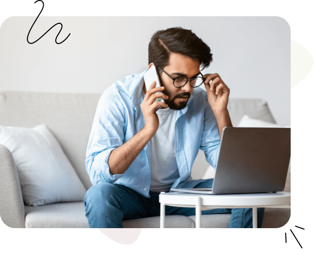 Un hombre al teléfono con el servicio de asistencia mirando su sitio web